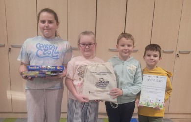 Udział uczniów w konkursie plastycznym „Co w trawie piszczy”