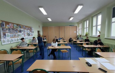 Uczennica klasy VIII w gminnych zmaganiach fizycznych