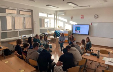 W krzywym zwierciadle